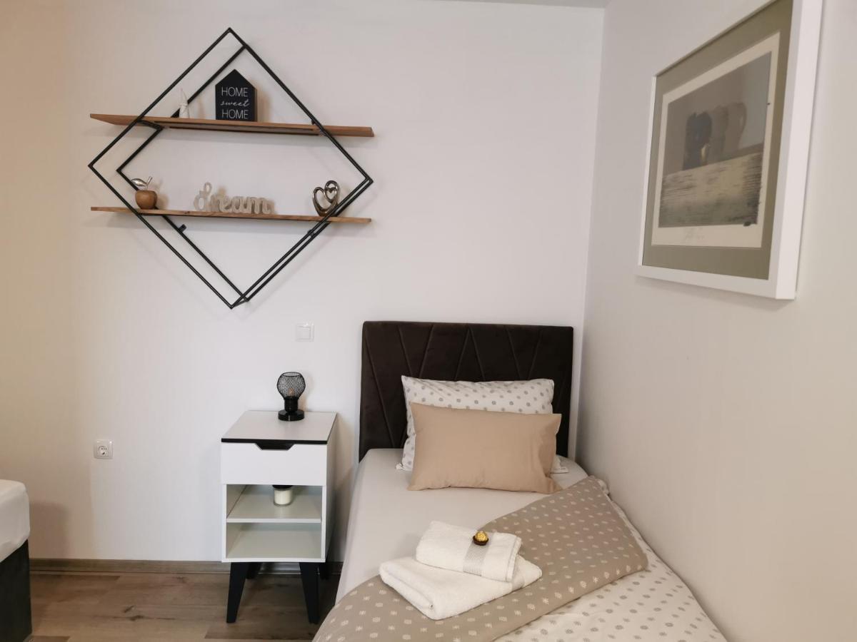 Apartments Alexandra ツェリェ エクステリア 写真